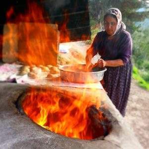 Mujer cocinando en un horno Tandoor